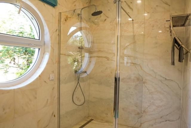פטיאס Edles Apartment In Architektenvilla Mit Grossem Pool, Sauna, Dachterrasse Und Malerischem Garten מראה חיצוני תמונה