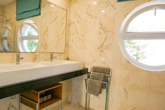 פטיאס Edles Apartment In Architektenvilla Mit Grossem Pool, Sauna, Dachterrasse Und Malerischem Garten מראה חיצוני תמונה
